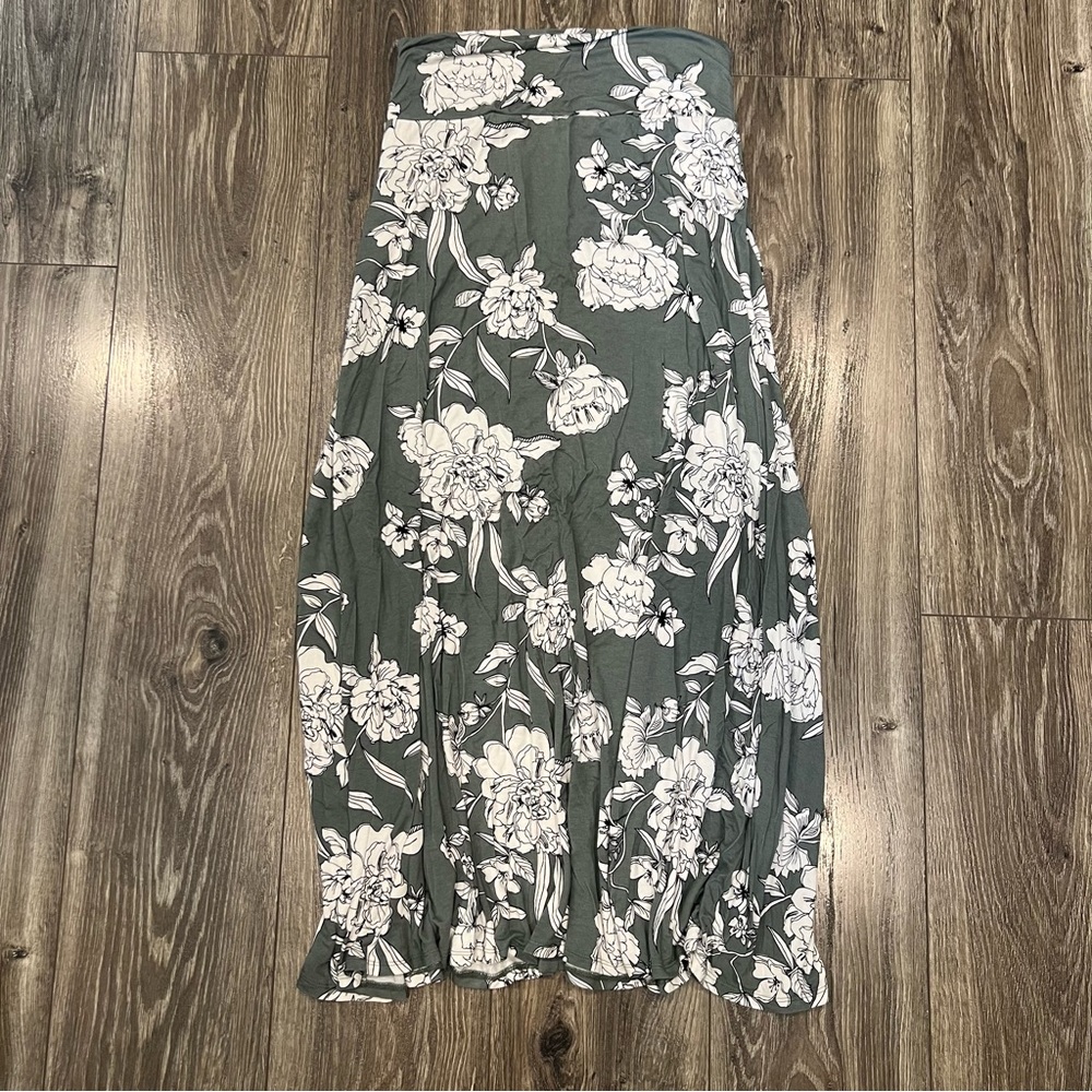 🍀 3/$30 Market & Spruce Sage and White Floral Maxi Skirt
